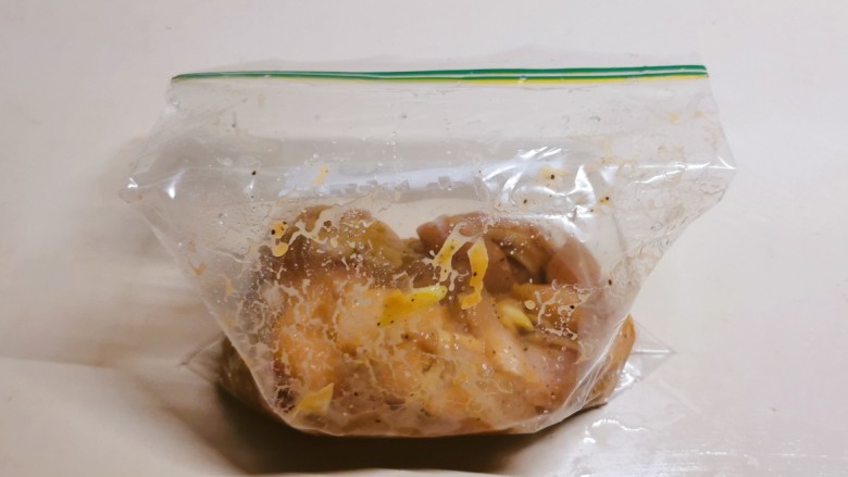 咸香鸡,装入密封食品袋，放入冰箱冷藏2-3个小时。
