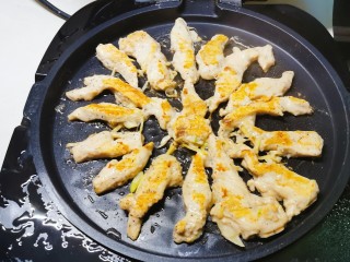 咸香鸡,上下盘同时加热，约4分钟两面金黄即可出锅。
