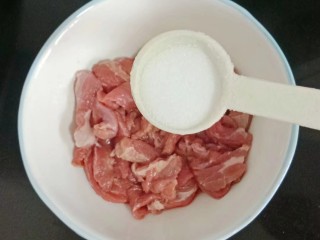莲藕腐竹炒肉片,加入半勺盐