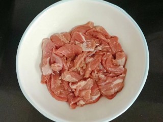 莲藕腐竹炒肉片,猪肉切片放入碗中