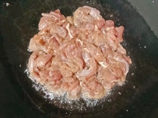 莲藕腐竹炒肉片,热锅下油，倒入猪肉