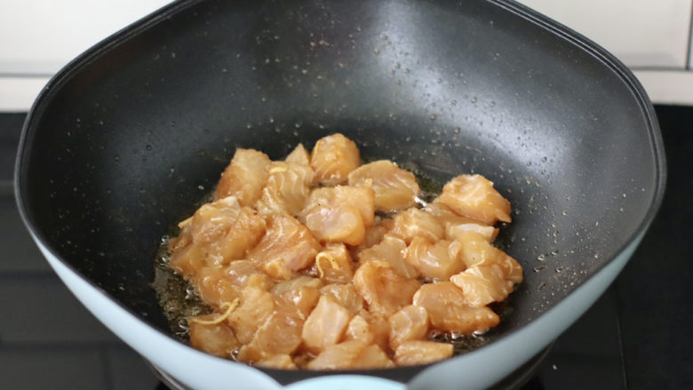 黄瓜龙利鱼,热锅倒入少许油烧热，放入大蒜末爆香，再倒入腌制好的龙利鱼块。