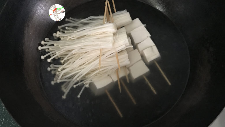 【家常版】冷串串,放入豆腐串和金针菇，同样煮熟，捞出，冷却
