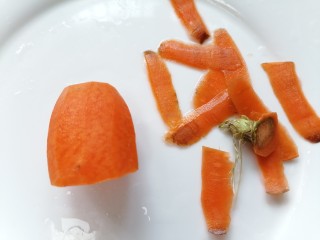 泡萝卜条,将胡萝卜去皮