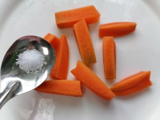 泡萝卜条,加入少许盐