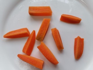 泡萝卜条,将胡萝卜切成小段