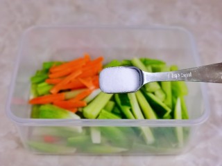 泡萝卜条,切好的蔬菜放入器具中，加入盐。