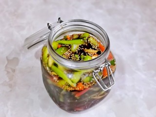 泡萝卜条,把蔬菜放入腌汁里压实，腌制24小时以上就可以啦！