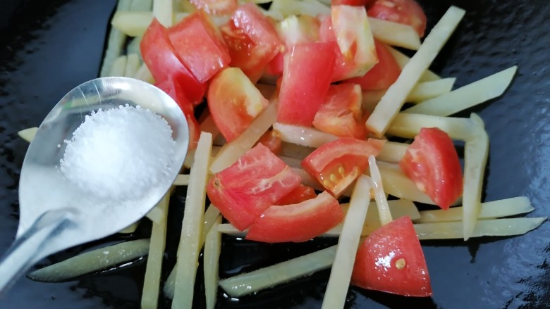 西红柿炒土豆丝,加入一勺盐调味