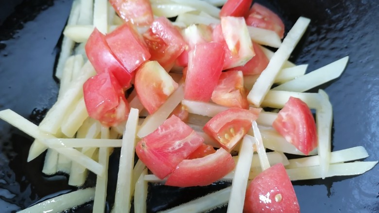 西红柿炒土豆丝,放入西红柿一同翻炒