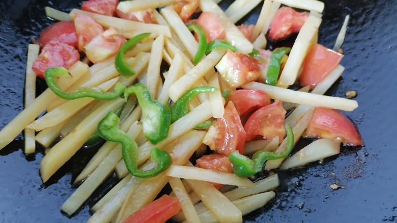 西红柿炒土豆丝,最后放入青椒翻炒至断生即可出锅