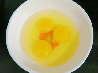 苦瓜炒鸡蛋,鸡蛋磕入碗中