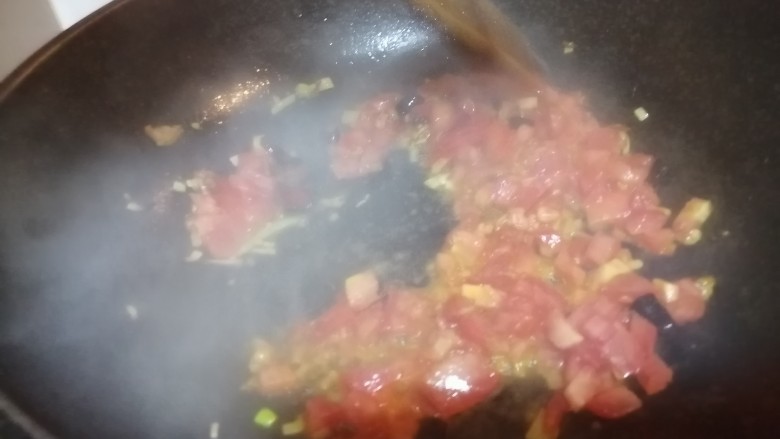 西红柿炒土豆丝,倒入葱姜蒜，西红柿，翻炒30秒