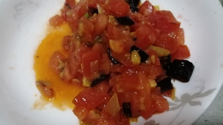 西红柿炒土豆丝,倒入盘中备用