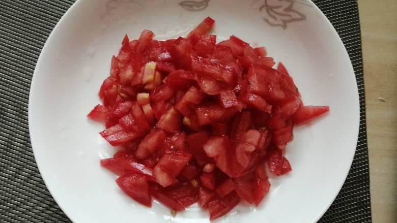 西红柿炒土豆丝,改刀切成小丁