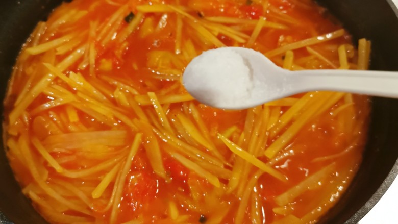 西红柿炒土豆丝,翻炒均匀，按自己口味添加盐调味。