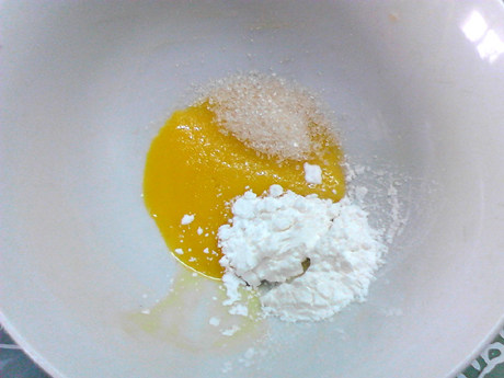 冰淇淋泡芙,将蛋黄，玉米淀粉，10克糖倒入碗中，
