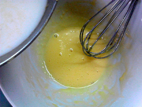 冰淇淋泡芙,冲入蛋黄液中，搅拌均匀。
