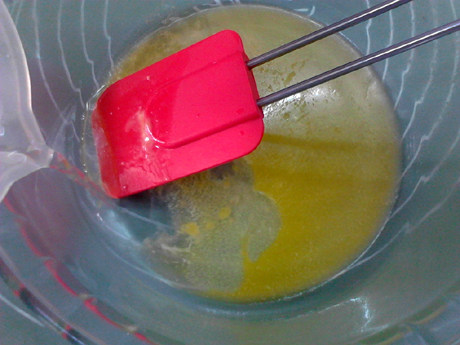 冰淇淋泡芙,将黄油隔水融化，加入热水搅拌均匀。