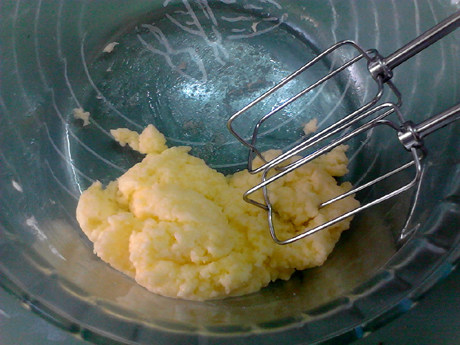 冰淇淋泡芙,用打蛋器快速搅打2分钟。