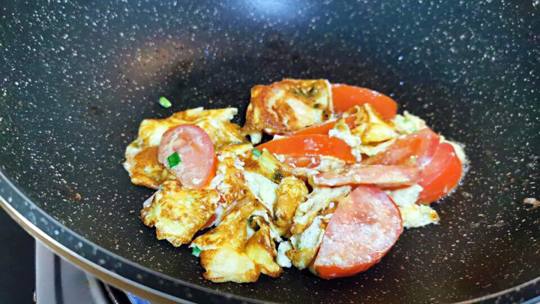 西红柿炒土豆丝,单面煎，半凝固时，就可以关火取出，翻面看看已熟了