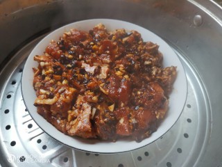 蒜蓉豆豉蒸排骨,腌制好后水开上锅蒸20分钟