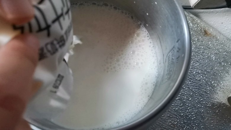 网红豆乳牛奶冰糕,把牛奶加入奶锅中