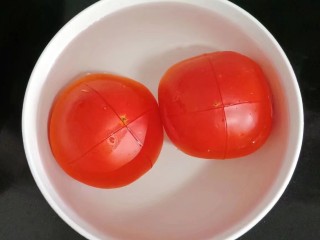 番茄炒土豆,番茄顶部切个十字口，放入开水中浸泡