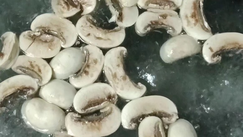 西兰花炒口蘑,水开加入少许盐和油，倒入口蘑绰水半分钟