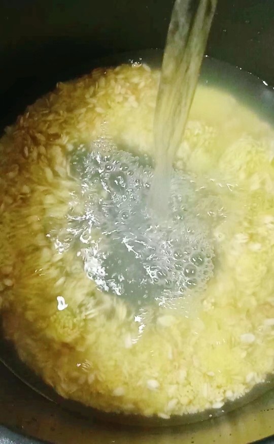 小米燕麦南瓜粥,加入适量清水
