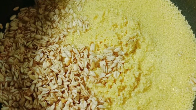 小米燕麦南瓜粥,把小米和燕麦倒入锅中
