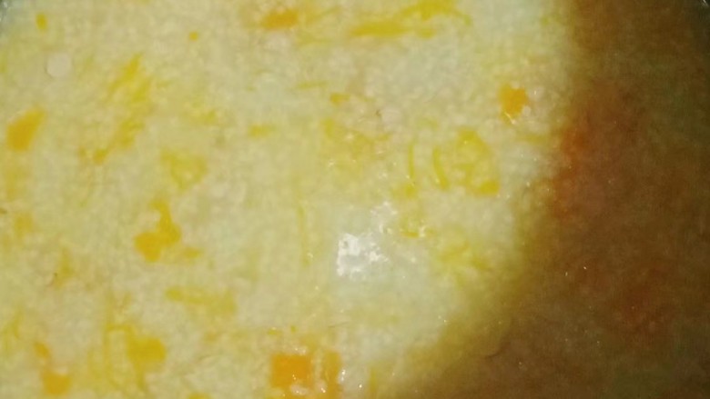 小米燕麦南瓜粥,打开锅盖，搅拌均匀即可享用