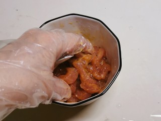 嫩南瓜炒肉丝,反复抓拌均匀，静置15分钟。