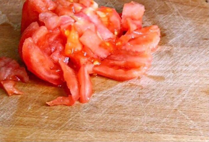 西红柿炒土豆丝,西红柿洗净切条
