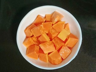 木瓜银耳甜汤,煮银耳汤的同时把木瓜去皮去籽切小块
