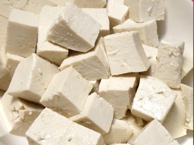 酸辣豆腐,豆腐切成小方块。