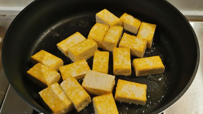 酸辣豆腐,平底锅放入食用油，油热后放入豆腐块煎至两面金黄。
