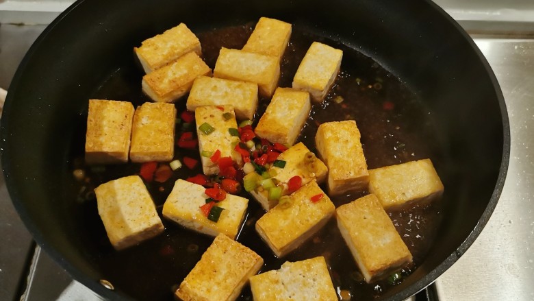 酸辣豆腐,转小火烧制。
