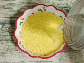 小米银耳苹果粥,小米用清水掏洗干净