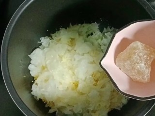 小米银耳苹果粥,接着放入黄冰糖
