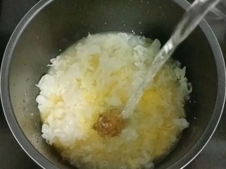 小米银耳苹果粥,加入适量清水