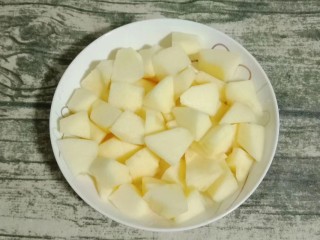 小米银耳苹果粥,待粥煮好后，把苹果去皮去核切小块