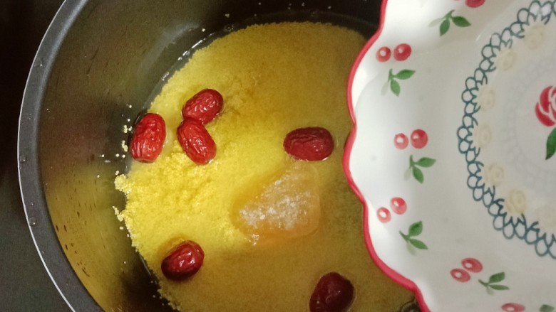 小米红枣苹果粥,倒入适量清水