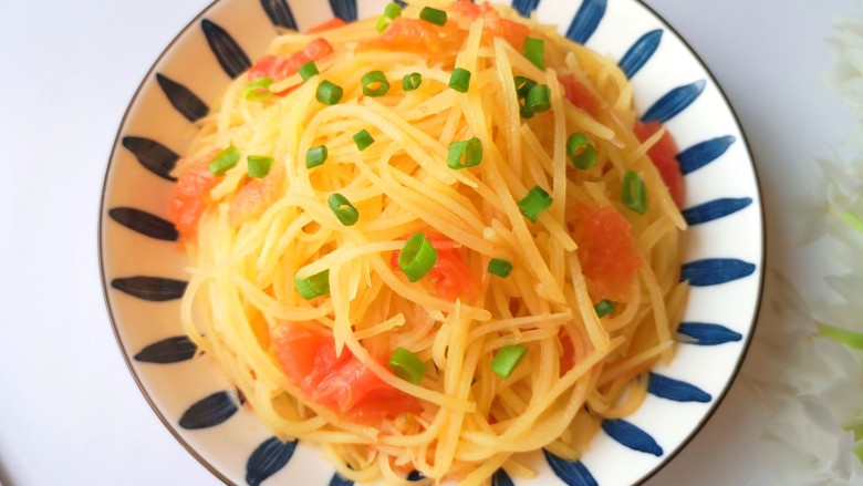 西红柿炒土豆丝,色香味俱全的家常菜来喽。