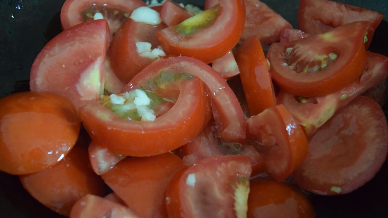 西红柿炒土豆丝,倒入西红柿，不断翻炒至西红柿软烂