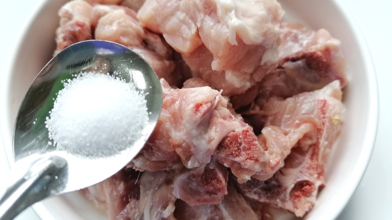 蒜蓉豆豉蒸排骨,排骨放入盘中加入适量盐调味