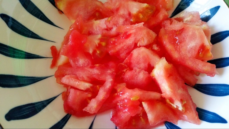 西红柿炒土豆丝,西红柿热水烫下去皮切块