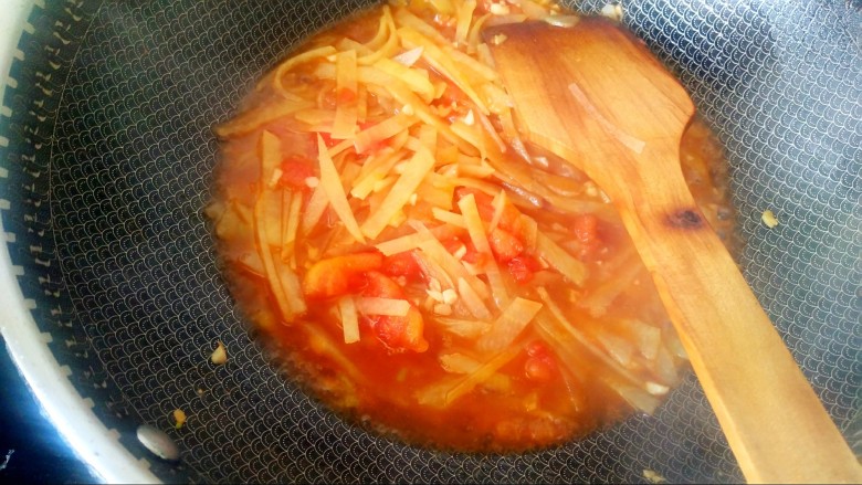 西红柿炒土豆丝,加水煮开