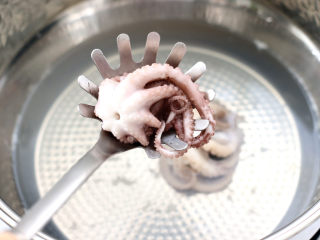 捞汁小海鲜,八爪蛸放入锅中焯熟捞出。