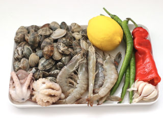 捞汁小海鲜,首先备齐所有的食材，花蛤提前用淡盐水浸泡吐干净泥沙。